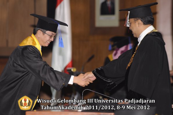 wisuda-unpad-gel-iii-2011_2012-fakultas-isip-oleh-rektor-016