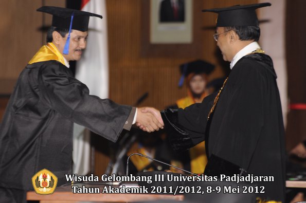 wisuda-unpad-gel-iii-2011_2012-fakultas-isip-oleh-rektor-018