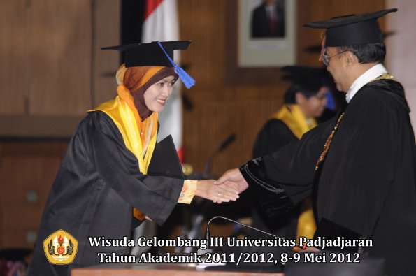 wisuda-unpad-gel-iii-2011_2012-fakultas-isip-oleh-rektor-019