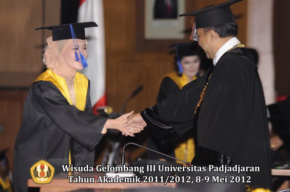 wisuda-unpad-gel-iii-2011_2012-fakultas-isip-oleh-rektor-024