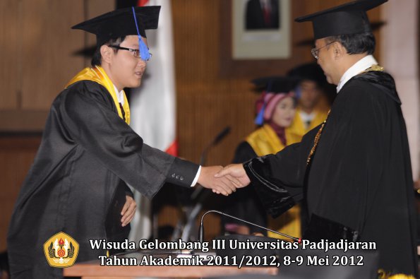 wisuda-unpad-gel-iii-2011_2012-fakultas-isip-oleh-rektor-027