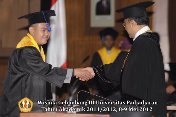 wisuda-unpad-gel-iii-2011_2012-fakultas-isip-oleh-rektor-030