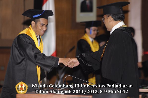 wisuda-unpad-gel-iii-2011_2012-fakultas-isip-oleh-rektor-033