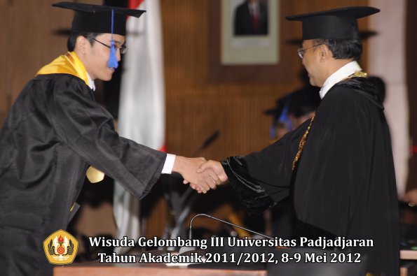 wisuda-unpad-gel-iii-2011_2012-fakultas-isip-oleh-rektor-034