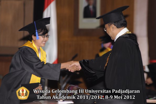 wisuda-unpad-gel-iii-2011_2012-fakultas-isip-oleh-rektor-035