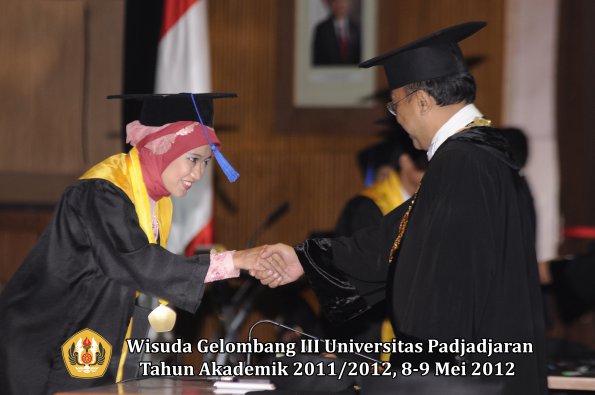 wisuda-unpad-gel-iii-2011_2012-fakultas-isip-oleh-rektor-036