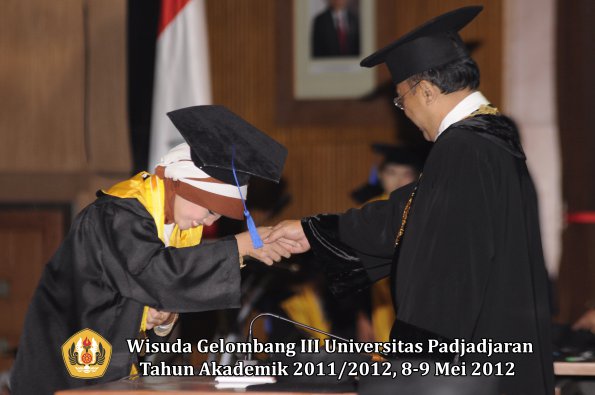 wisuda-unpad-gel-iii-2011_2012-fakultas-isip-oleh-rektor-040