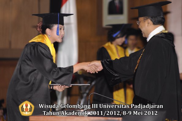 wisuda-unpad-gel-iii-2011_2012-fakultas-isip-oleh-rektor-041