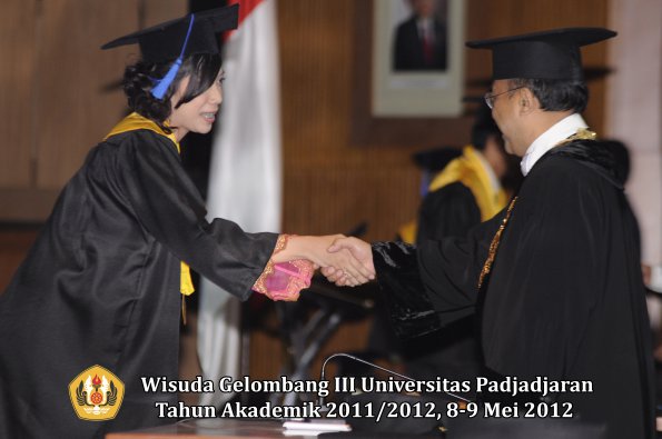 wisuda-unpad-gel-iii-2011_2012-fakultas-isip-oleh-rektor-042