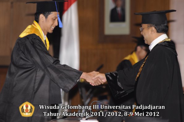 wisuda-unpad-gel-iii-2011_2012-fakultas-isip-oleh-rektor-043