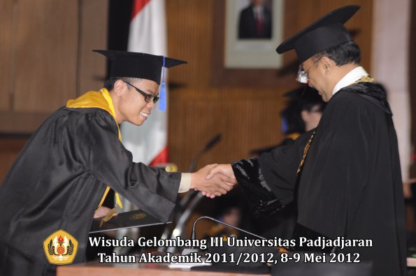 wisuda-unpad-gel-iii-2011_2012-fakultas-isip-oleh-rektor-044