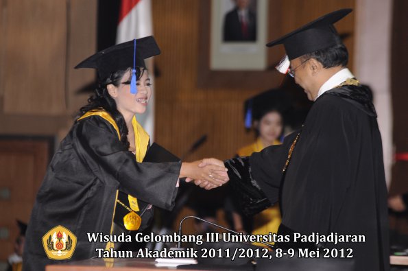 wisuda-unpad-gel-iii-2011_2012-fakultas-isip-oleh-rektor-045