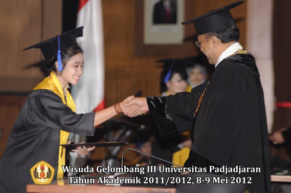 wisuda-unpad-gel-iii-2011_2012-fakultas-isip-oleh-rektor-046