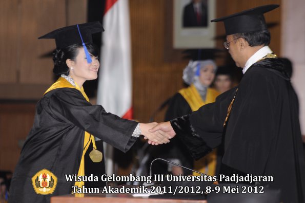 wisuda-unpad-gel-iii-2011_2012-fakultas-isip-oleh-rektor-047