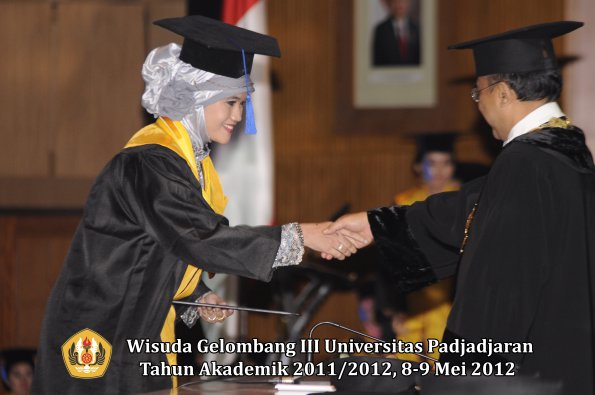 wisuda-unpad-gel-iii-2011_2012-fakultas-isip-oleh-rektor-048