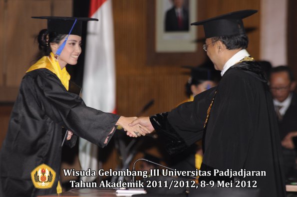 wisuda-unpad-gel-iii-2011_2012-fakultas-isip-oleh-rektor-049