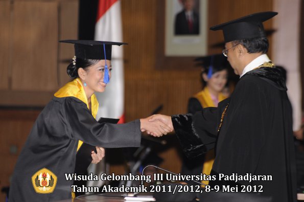 wisuda-unpad-gel-iii-2011_2012-fakultas-isip-oleh-rektor-050