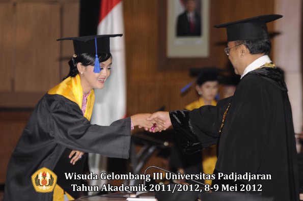 wisuda-unpad-gel-iii-2011_2012-fakultas-isip-oleh-rektor-051