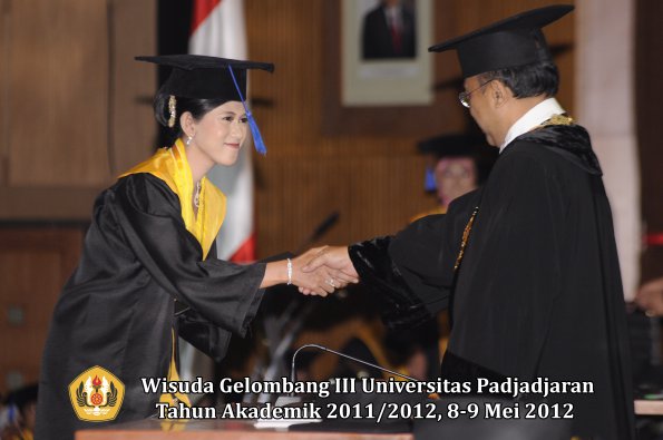 wisuda-unpad-gel-iii-2011_2012-fakultas-isip-oleh-rektor-052