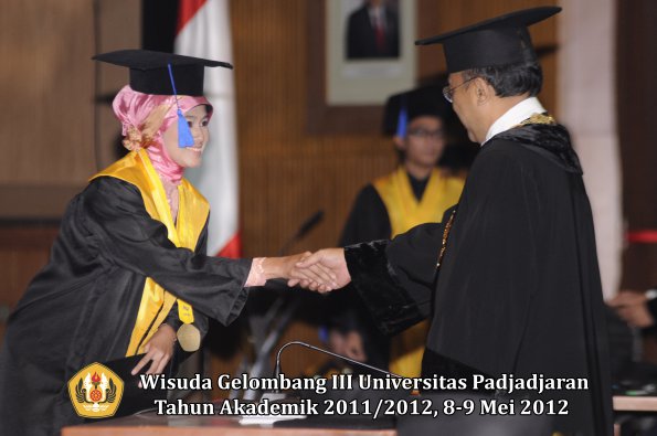 wisuda-unpad-gel-iii-2011_2012-fakultas-isip-oleh-rektor-053