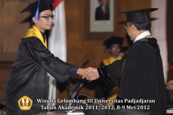 wisuda-unpad-gel-iii-2011_2012-fakultas-isip-oleh-rektor-054