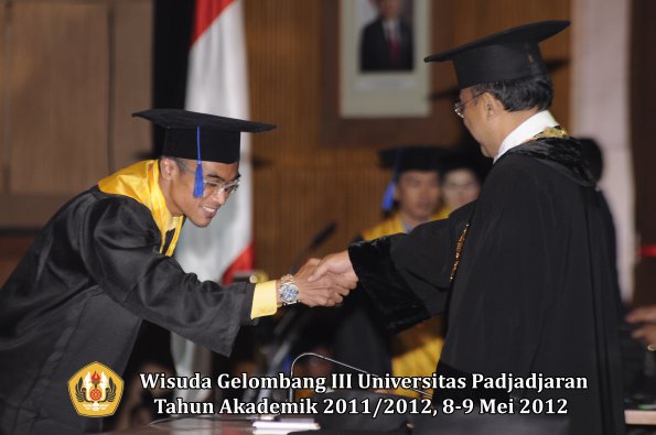 wisuda-unpad-gel-iii-2011_2012-fakultas-isip-oleh-rektor-055