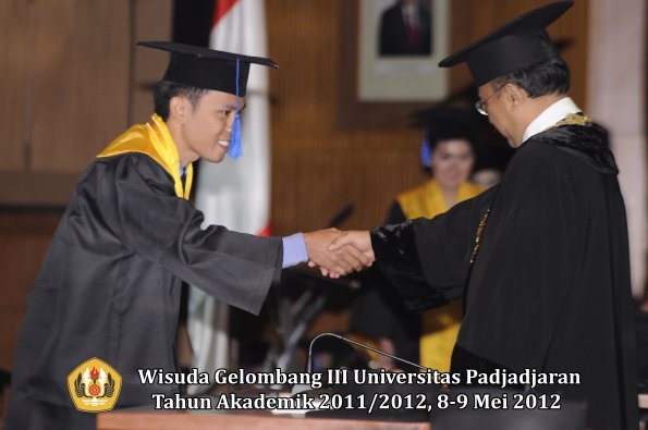 wisuda-unpad-gel-iii-2011_2012-fakultas-isip-oleh-rektor-056