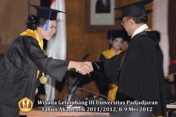 wisuda-unpad-gel-iii-2011_2012-fakultas-isip-oleh-rektor-057