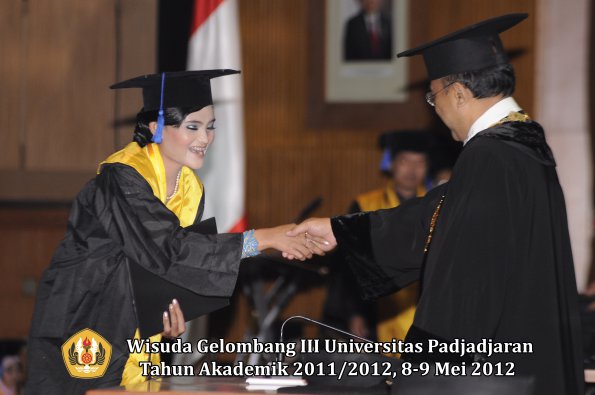 wisuda-unpad-gel-iii-2011_2012-fakultas-isip-oleh-rektor-058