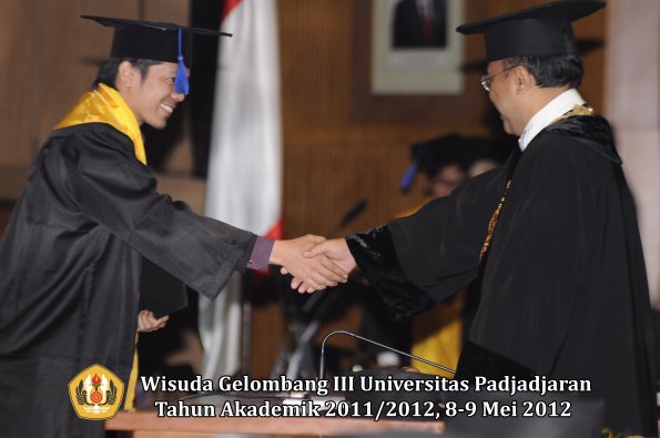 wisuda-unpad-gel-iii-2011_2012-fakultas-isip-oleh-rektor-059