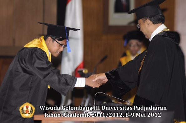 wisuda-unpad-gel-iii-2011_2012-fakultas-isip-oleh-rektor-060