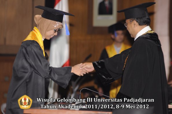 wisuda-unpad-gel-iii-2011_2012-fakultas-isip-oleh-rektor-061