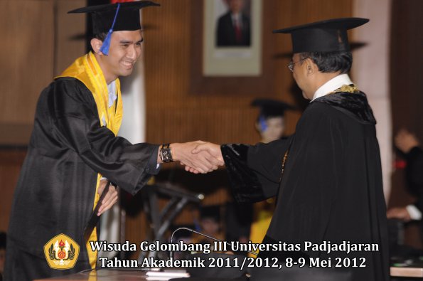 wisuda-unpad-gel-iii-2011_2012-fakultas-isip-oleh-rektor-062