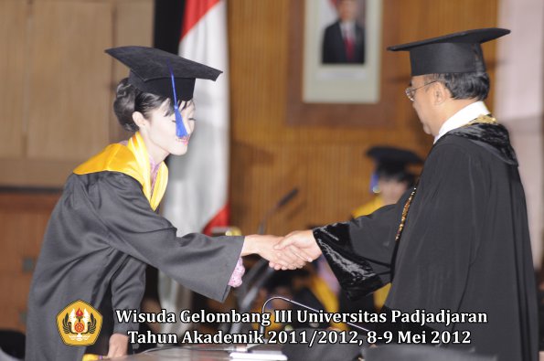 wisuda-unpad-gel-iii-2011_2012-fakultas-isip-oleh-rektor-063