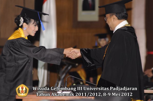 wisuda-unpad-gel-iii-2011_2012-fakultas-isip-oleh-rektor-064