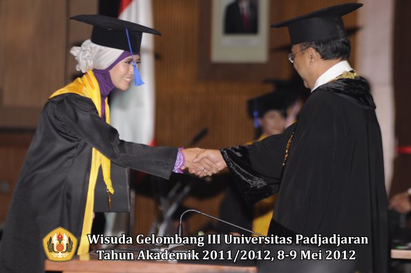 wisuda-unpad-gel-iii-2011_2012-fakultas-isip-oleh-rektor-065