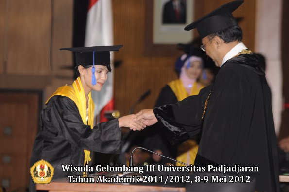 wisuda-unpad-gel-iii-2011_2012-fakultas-isip-oleh-rektor-066