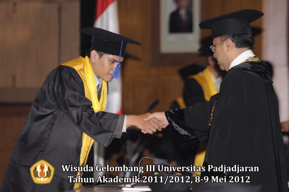 wisuda-unpad-gel-iii-2011_2012-fakultas-isip-oleh-rektor-068