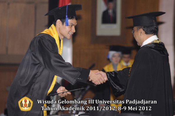 wisuda-unpad-gel-iii-2011_2012-fakultas-isip-oleh-rektor-071