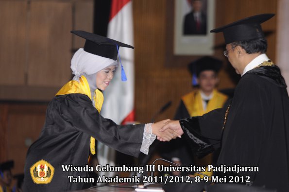 wisuda-unpad-gel-iii-2011_2012-fakultas-isip-oleh-rektor-072