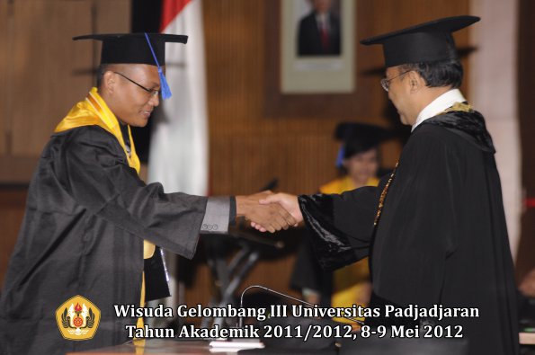 wisuda-unpad-gel-iii-2011_2012-fakultas-isip-oleh-rektor-075