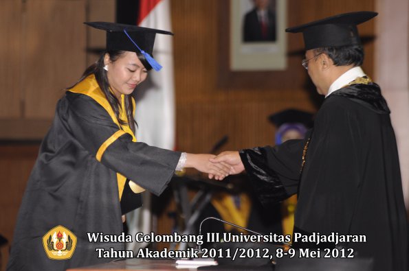 wisuda-unpad-gel-iii-2011_2012-fakultas-isip-oleh-rektor-078