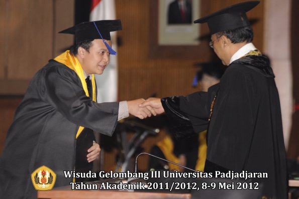 wisuda-unpad-gel-iii-2011_2012-fakultas-isip-oleh-rektor-080