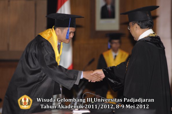 wisuda-unpad-gel-iii-2011_2012-fakultas-isip-oleh-rektor-082