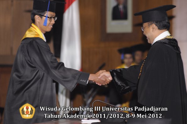 wisuda-unpad-gel-iii-2011_2012-fakultas-isip-oleh-rektor-083