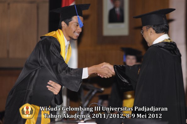 wisuda-unpad-gel-iii-2011_2012-fakultas-isip-oleh-rektor-085