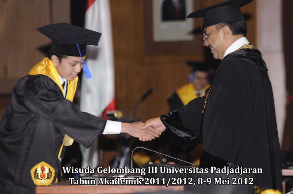 wisuda-unpad-gel-iii-2011_2012-fakultas-isip-oleh-rektor-087