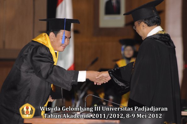 wisuda-unpad-gel-iii-2011_2012-fakultas-isip-oleh-rektor-088