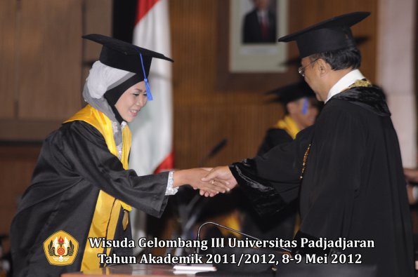 wisuda-unpad-gel-iii-2011_2012-fakultas-isip-oleh-rektor-089