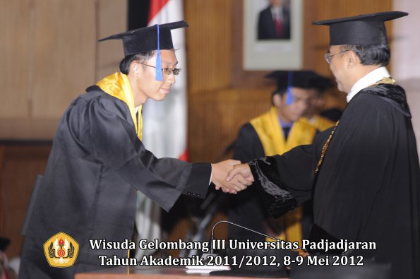 wisuda-unpad-gel-iii-2011_2012-fakultas-isip-oleh-rektor-092